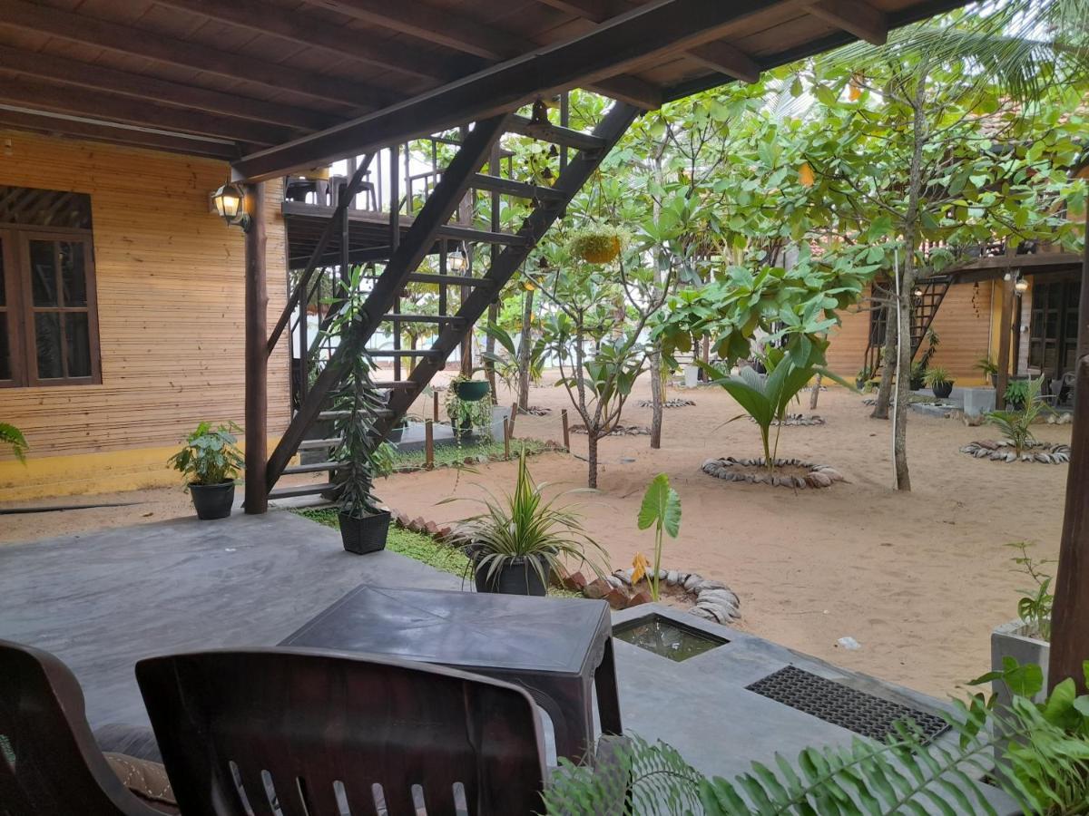 Golden Beach Chalets Arugam Bay Exterior foto