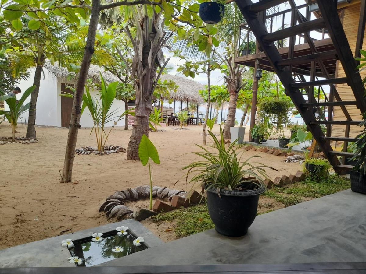 Golden Beach Chalets Arugam Bay Exterior foto