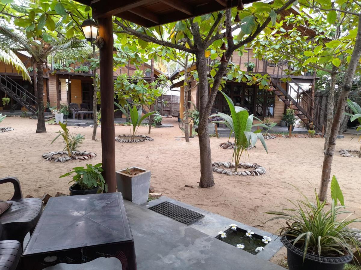 Golden Beach Chalets Arugam Bay Exterior foto