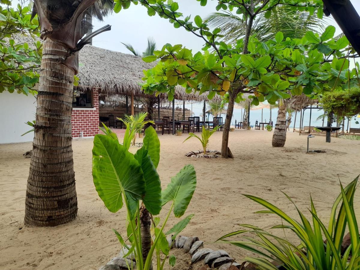 Golden Beach Chalets Arugam Bay Exterior foto