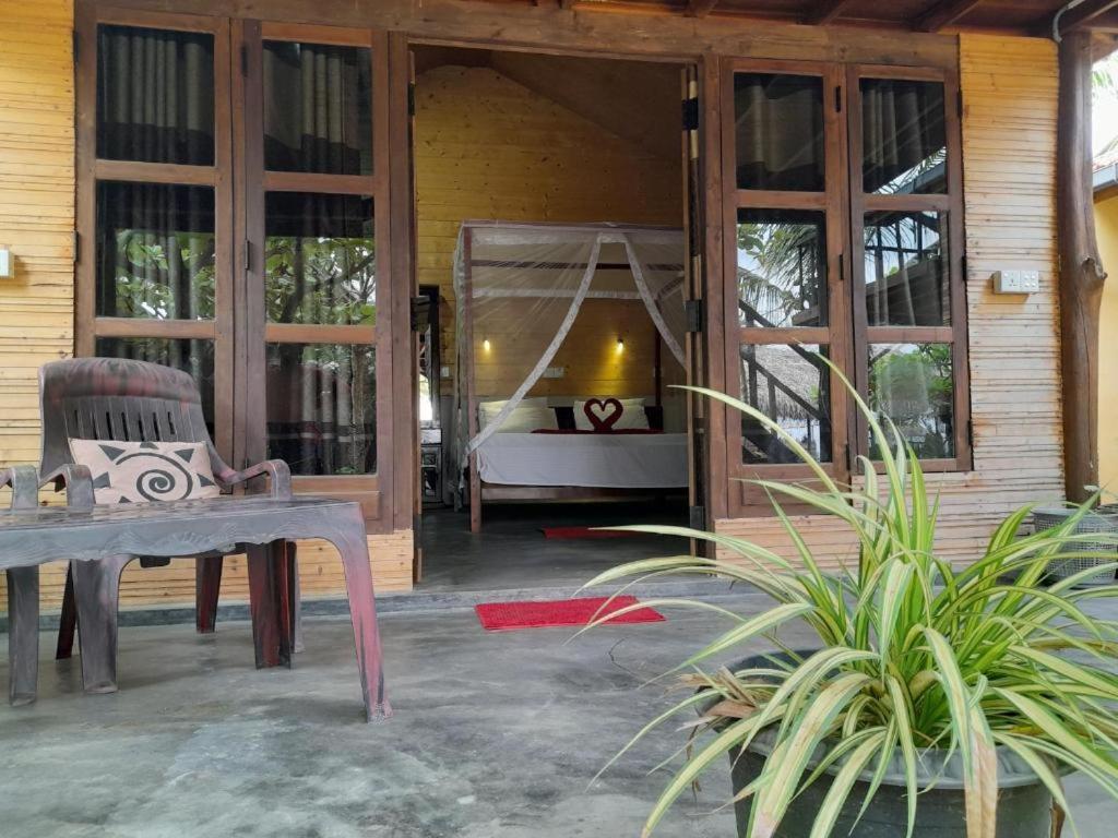 Golden Beach Chalets Arugam Bay Exterior foto